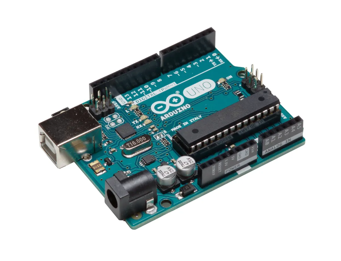 Ein Arduino Uno R3 schräg von oben mit USB-Anschluss, Mikrocontroller und beschrifteten Stiftleisten.
