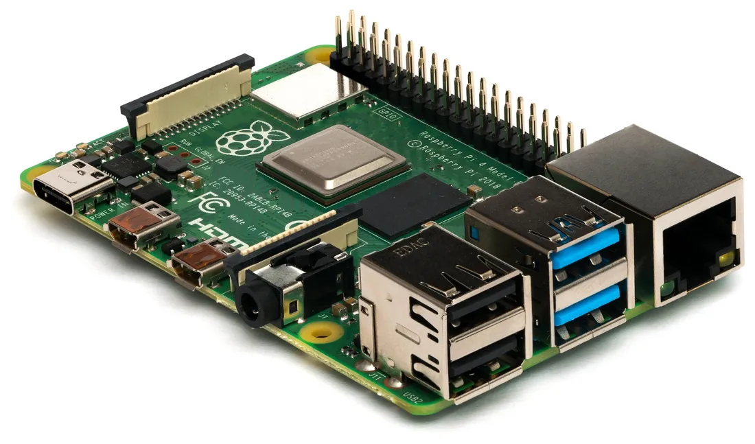 Ein Raspberry Pi 4 Model B mit GPIO-Stiftleiste, USB-Buchsen und Ethernet-Anschluss auf weissem Hintergrund.
