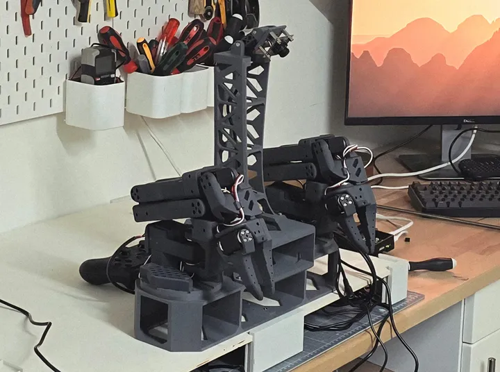Zwei aufgebaute SO-101 Roboterarme bei LunoLabs