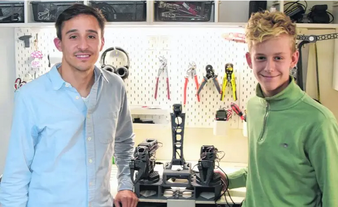 Joel Nyffeler und Venzel Edström mit Roboterarmen in der LunoLabs Werkstatt